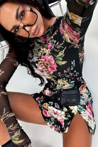 Blusa aderente nera a fantasia floreale, manica lunga in tessuto rete elasticizzato, marca Moda-Mania.