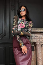 Blusa aderente nera a fantasia floreale, maniche lunghe in tessuto rete elasticizzato, marca Moda-Mania.