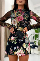 Blusa aderente nera a fantasia floreale a manica lunga in tessuto rete elasticizzato, moda-mania, dettaglio del tessuto e stampa.