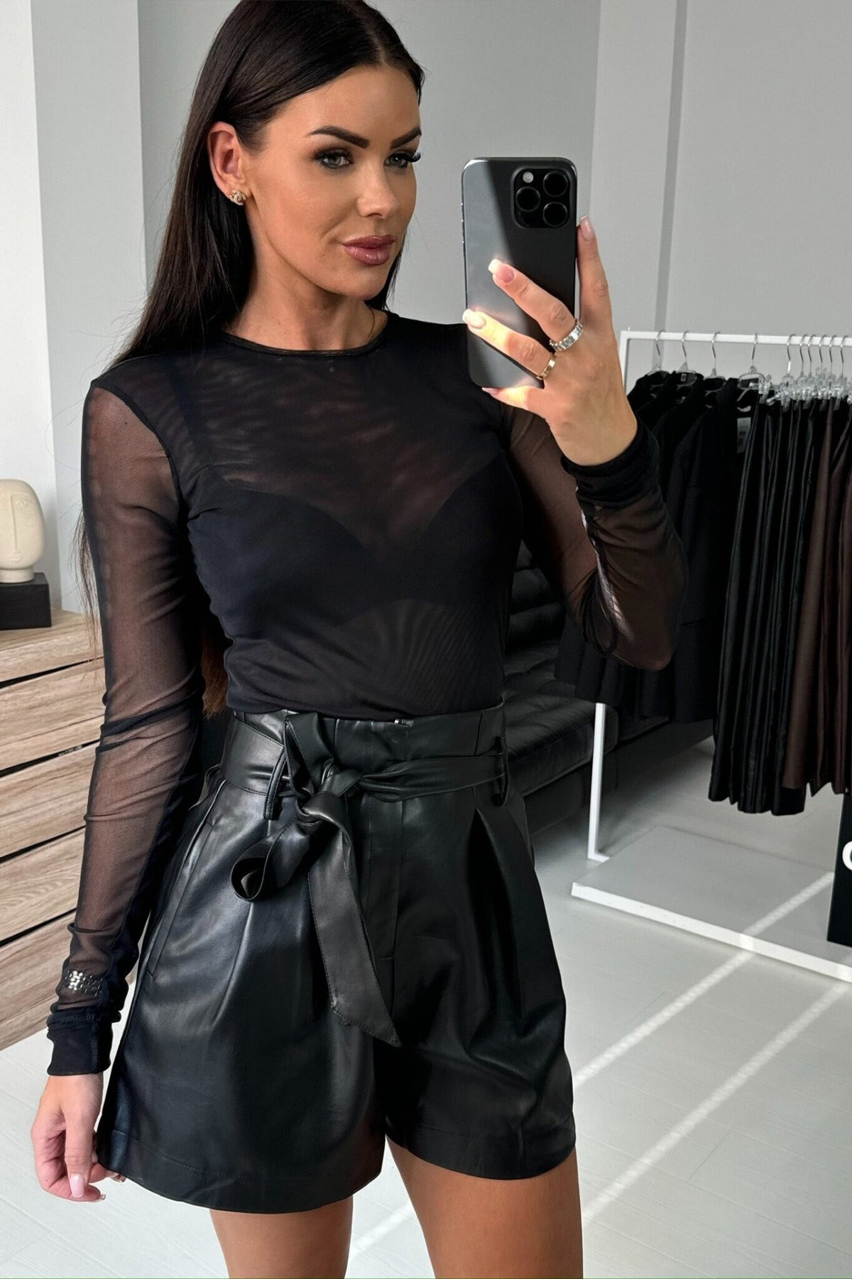 Blusa aderente nera a manica lunga in tessuto rete elasticizzato di Moda-Mania, dettagli visibili sulla parte superiore