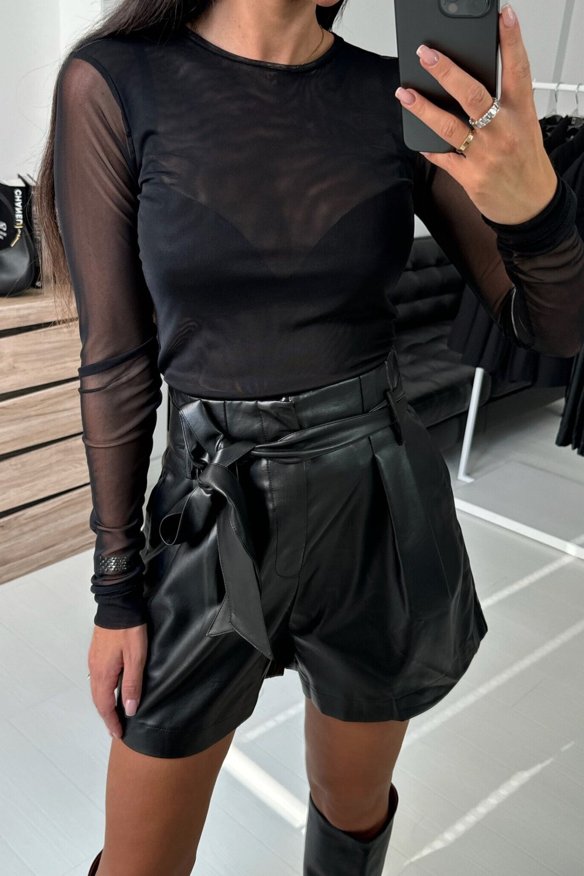 Blusa aderente nera a manica lunga in tessuto rete elasticizzato, moda-mania, dettagli eleganti e trasparenze sofisticate