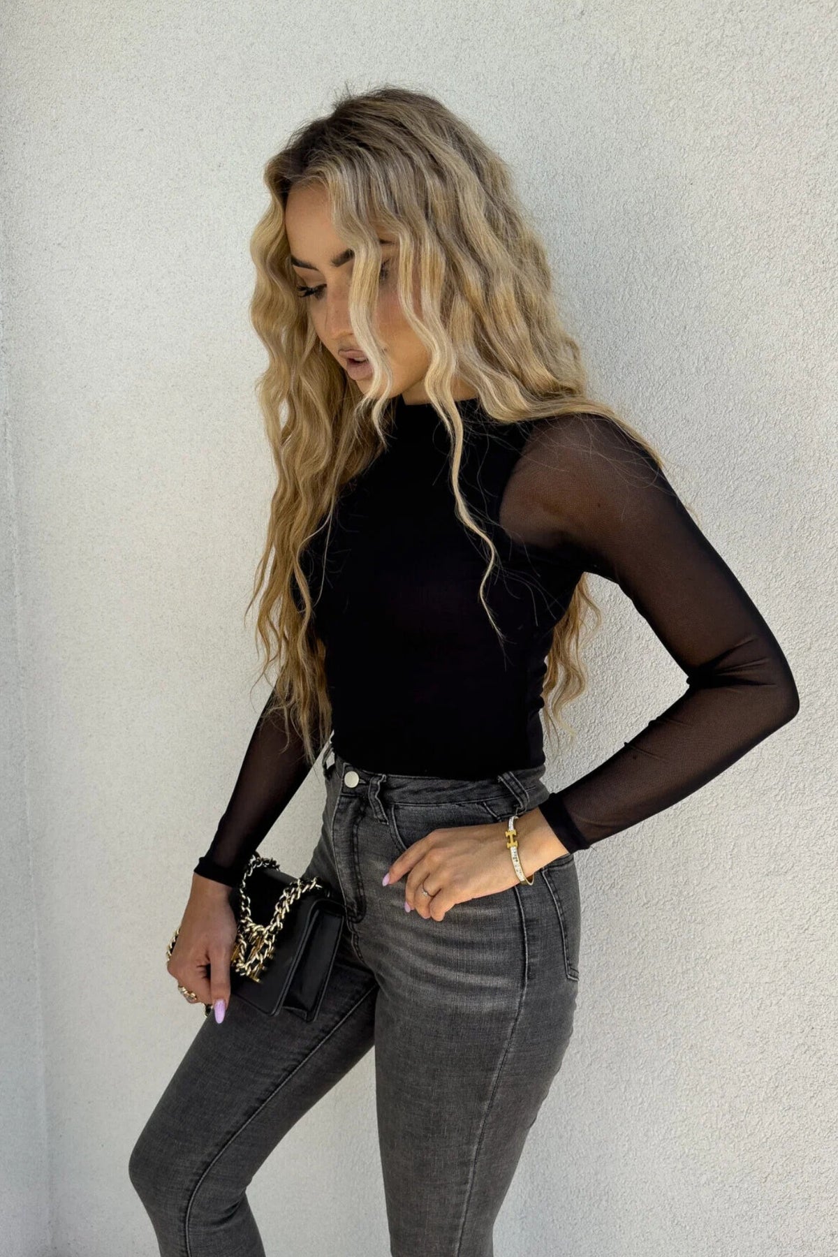 Blusa aderente nera a manica lunga in tulle stretch elasticizzato, moda-mania, dettaglio tessuto e vestibilità elegante