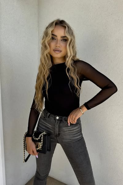 Blusa aderente nera a manica lunga in tulle stretch elasticizzato, moda-mania, dettaglio tessuto e vestibilità elegante