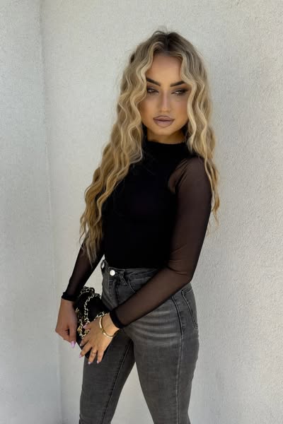 Blusa aderente nera a manica lunga in tulle stretch elasticizzato di Moda-Mania, dettaglio di tessuto trasparente e vestibilità aderente