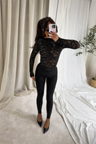 Blusa aderente nera Moda-Mania a maniche lunghe in pizzo elasticizzato con fantasia floreale, dettagli eleganti e femminili.