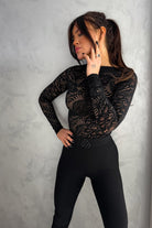 Blusa aderente nera Moda-Mania con maniche lunghe in pizzo elasticizzato a fantasia floreale, dettagli eleganti e femminili