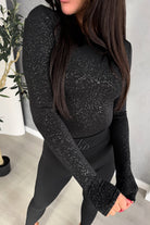 Blusa aderente nera a maniche lunghe in tessuto glitterato elasticizzato, moda-mania, elegante e brillante.