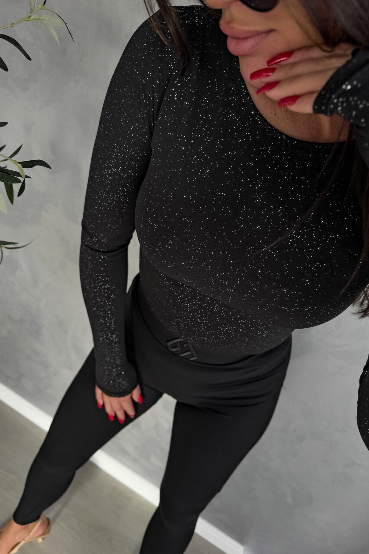 Blusa aderente nera Moda-Mania con maniche lunghe, tessuto glitterato stretch elasticizzato, elegante e alla moda.