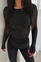 Blusa aderente nera Moda-Mania con maniche lunghe in tessuto glitterato stretch elasticizzato su figura.