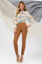Blusa avorio a fantasia astratta Pretty Girl con collo alto e dettaglio in jabout, morbida e elegante, vista frontale.
