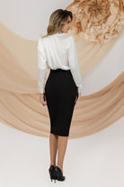 Blusa bianca satinata Pretty Girl con collo alto, scollo a V a cascata e spilla rimovibile, vestibilità elegante e raffinata.