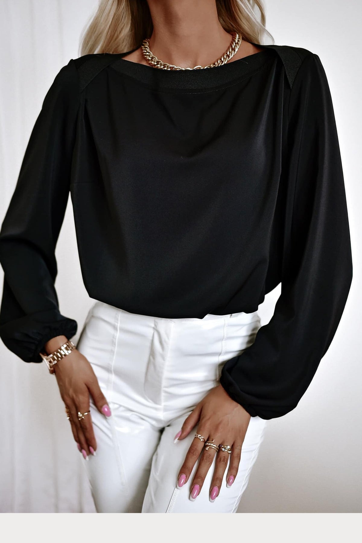 Blusa casual nera Moda-Mania in tessuto satinato fluido con maniche lunghe e polsini elasticizzati, vestibilità elegante.
