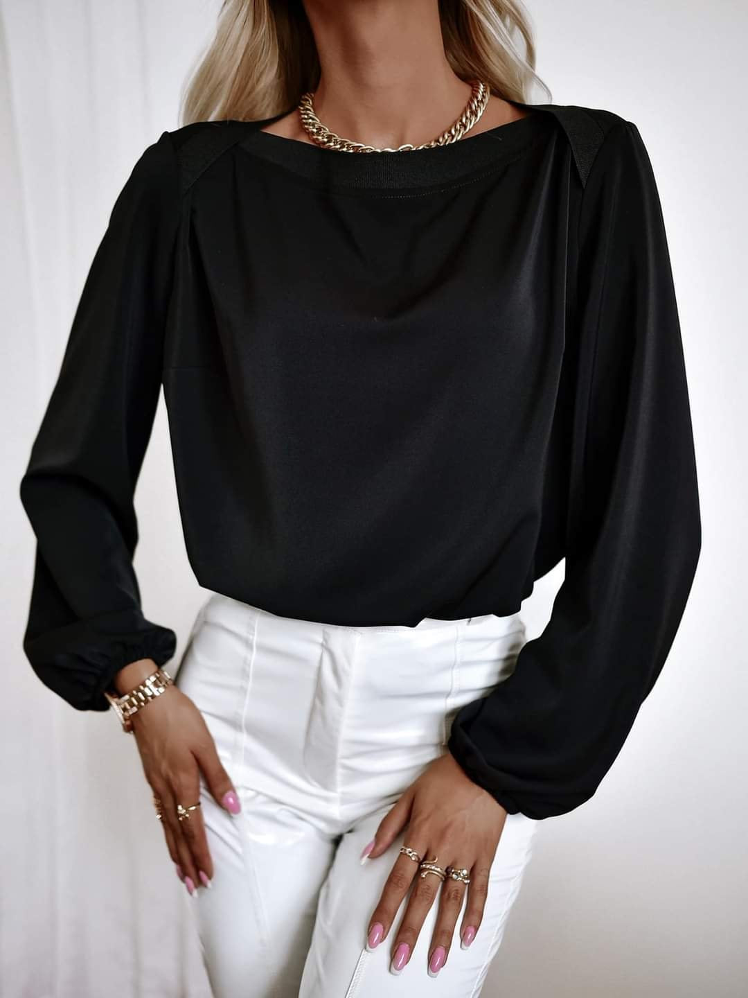 Blusa casual nera Moda-Mania in tessuto satinato fluido con maniche lunghe e polsini elasticizzati.