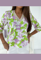 Blusa casual verde lime con fantasia floreale, scollo a V e dettagli dorati, marca Moda-Mania, tessuto leggero e femminile.