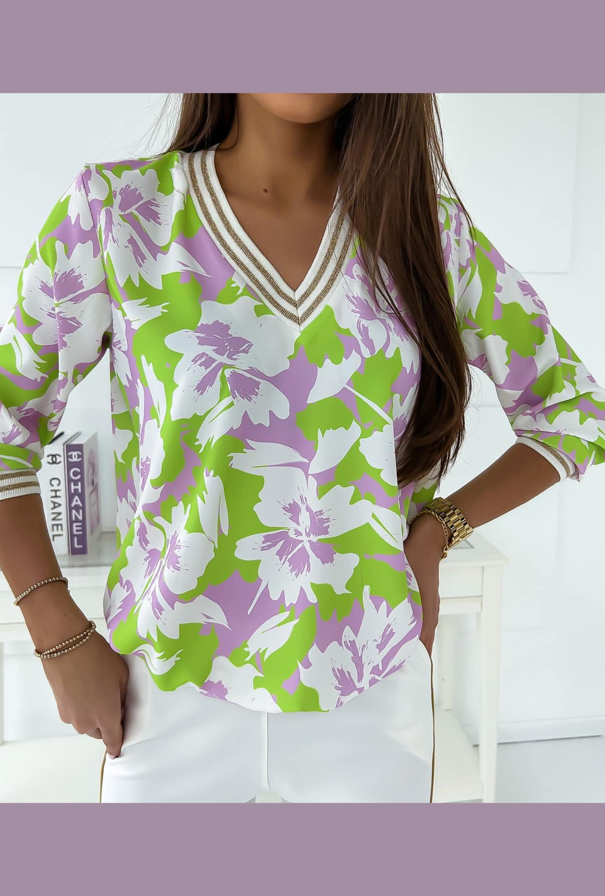 Blusa casual verde lime con fantasia floreale, scollo a V e dettagli dorati, marca Moda-Mania, tessuto leggero e femminile.