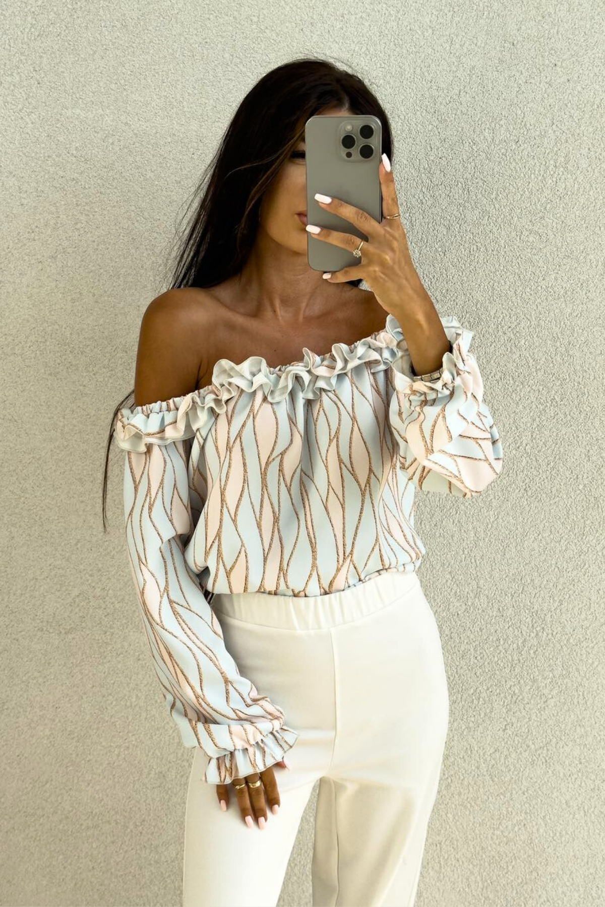 Blusa celeste fantasia astratta con scollo a barchetta e dettagli rouches, marca Moda-Mania, visibile in dettaglio.