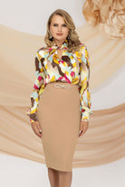 Blusa elegante a stampa astratta multicolore Pretty Girl con collo alto e apertura, vista frontale su sfondo neutro.
