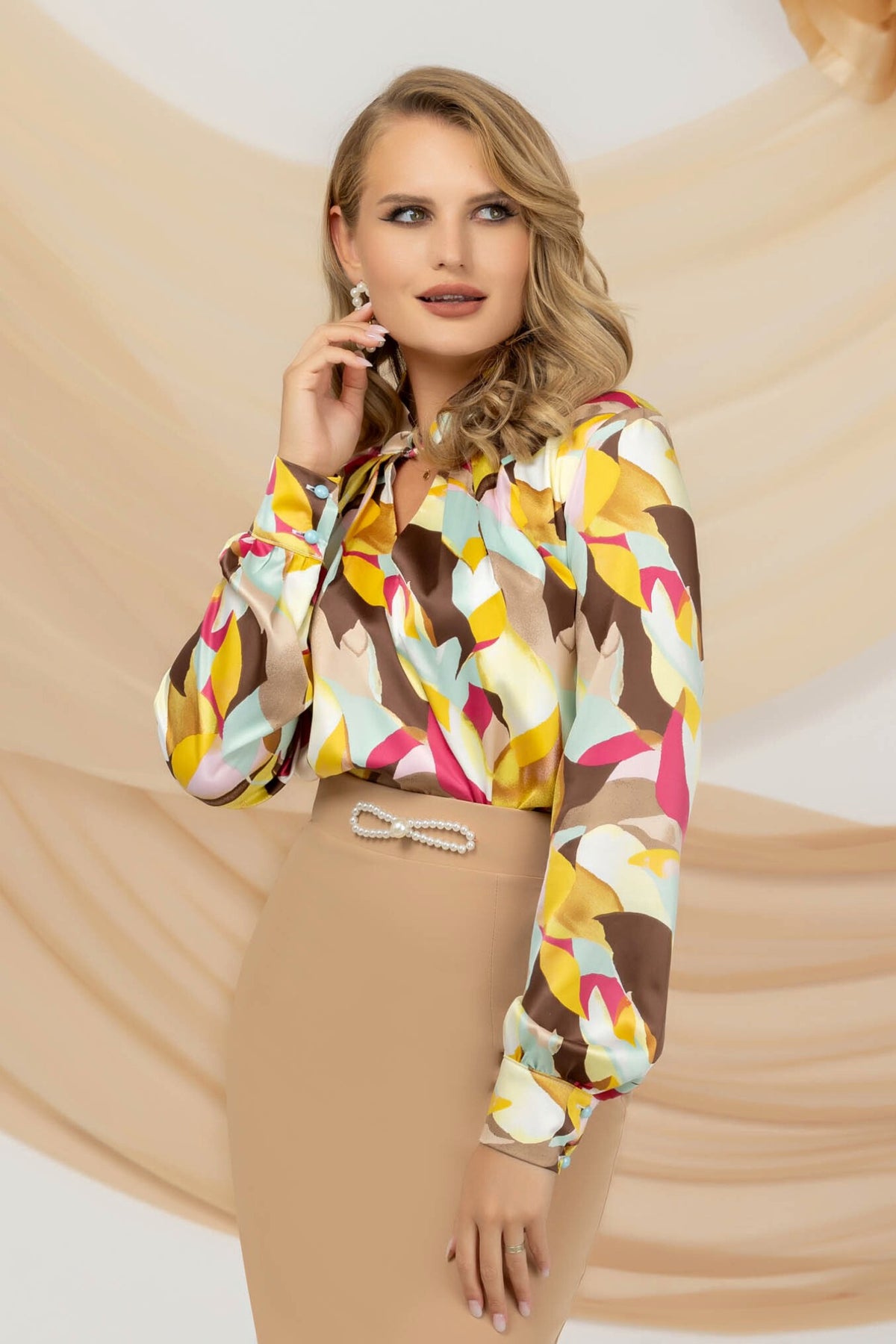 Blusa elegante Pretty Girl a stampa astratta multicolore con collo alto e apertura, vista frontale su modello.