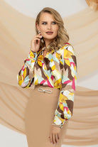 Blusa elegante Pretty Girl a stampa astratta multicolore con collo alto e apertura, vista frontale su modello.