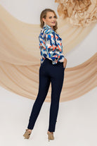 Gonna elegante aderente tre quarti blu notte Pretty Girl a vita alta con accessorio in perle, abbinata a una blusa con stampa astratta.