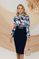 Gonna elegante aderente a vita alta Pretty Girl blu notte con accessorio in perle, abbinata a blusa con stampa astratta multicolore.
