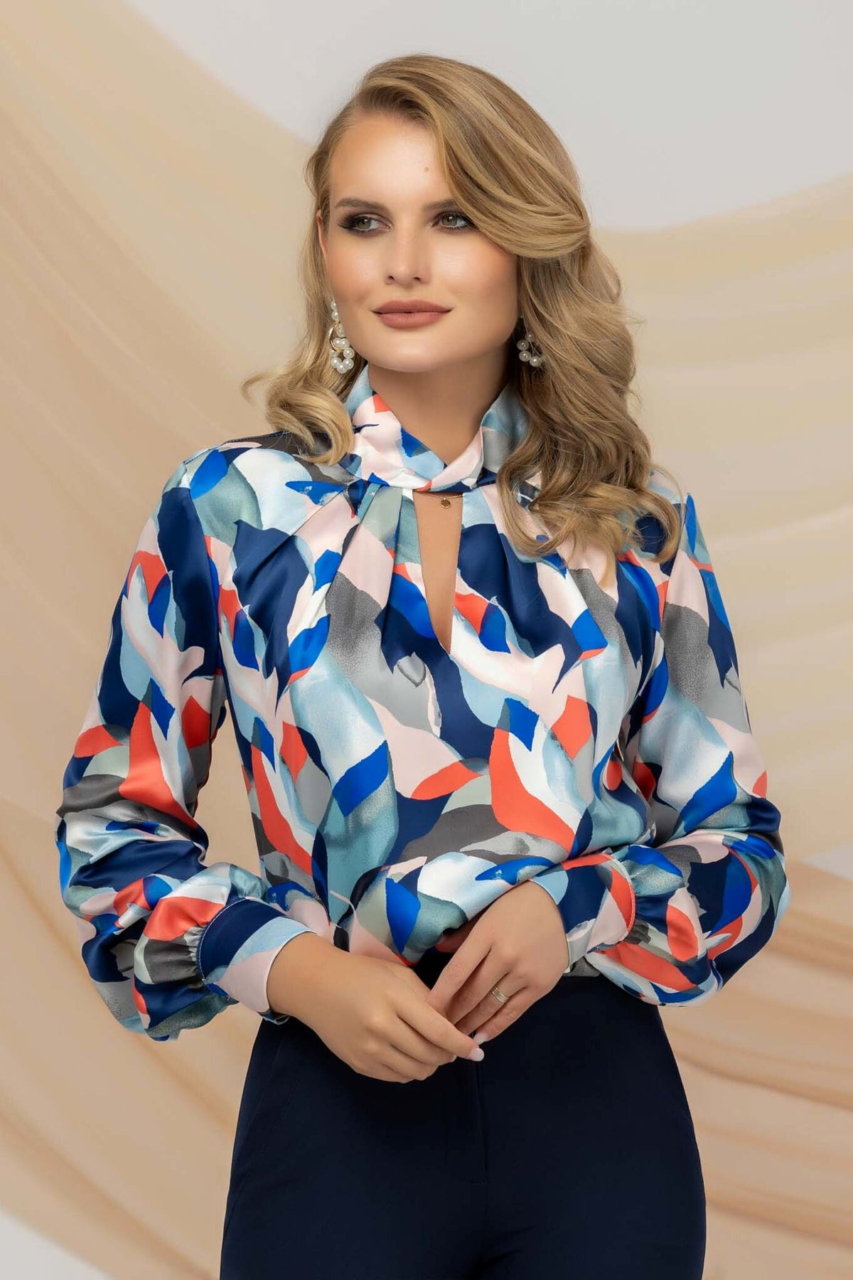 Blusa elegante a stampa astratta multicolore Pretty Girl con collo alto e apertura, visibile dettaglio del design.