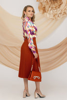 Blusa elegante Pretty Girl a stampa astratta multicolore con collo alto e apertura, visibile in primo piano.