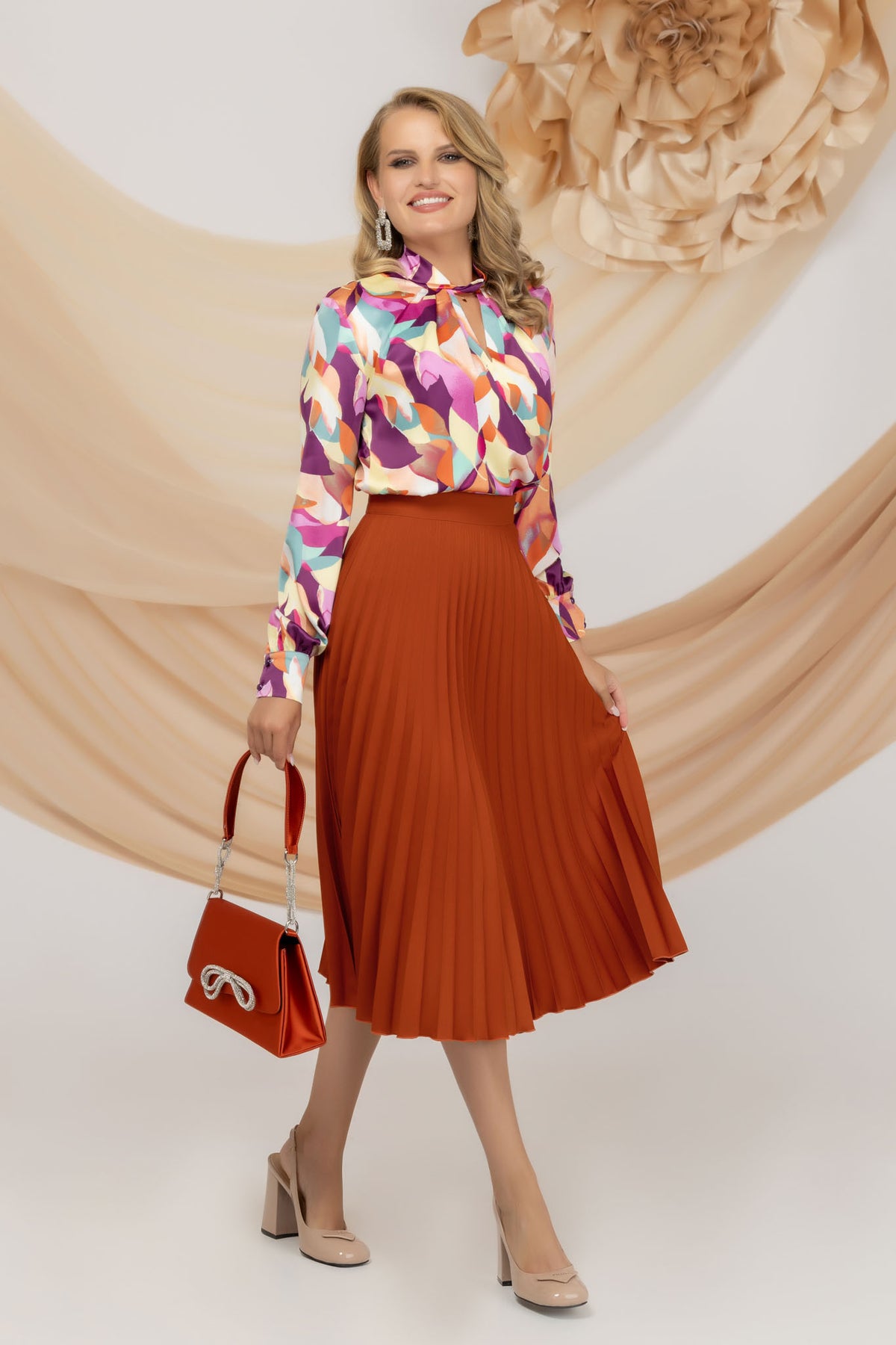 Blusa elegante Pretty Girl a stampa astratta multicolore con collo alto e apertura, tessuto morbido e dettagli raffinati.