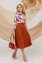 Blusa elegante Pretty Girl a stampa astratta multicolore con collo alto e apertura, tessuto morbido e dettagli raffinati.