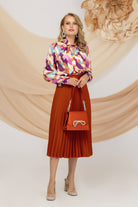 Blusa elegante Pretty Girl con stampa astratta multicolore, collo alto con apertura, tessuto morbido e stile raffinato.