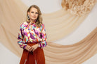 Blusa elegante Pretty Girl a stampa astratta multicolore con collo alto e apertura, vista frontale.
