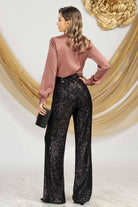 Blusa elegante nera in tessuto satinato Pretty Girl con accessorio in strass argento al collo, dettaglio di moda sofisticato