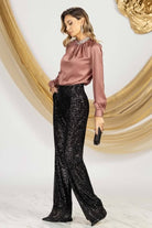 Blusa elegante nera in tessuto satinato Pretty Girl con accessorio in strass argento al collo, dettagli raffinati e stile sofisticato