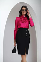 Blusa elegante fucsia Fofy in tessuto satinato con jabout e accessorio gioiello, vista frontale con dettagli raffinati.