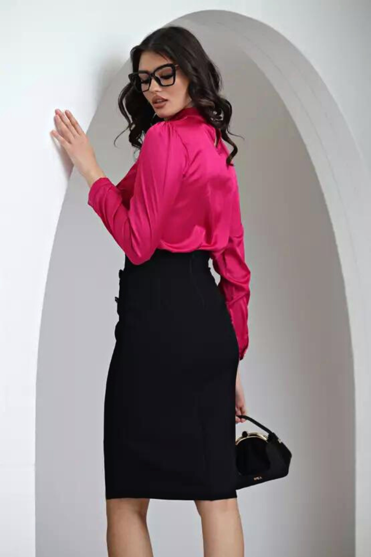 Blusa elegante fucsia Fofy in tessuto satinato con jabout e accessorio gioiello, dettaglio di moda femminile.