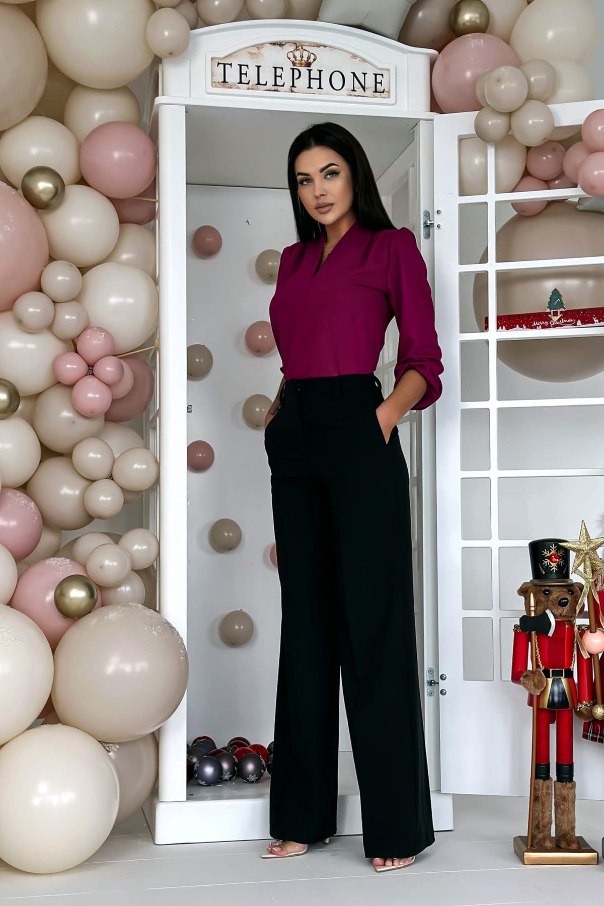 Blusa elegante magenta in tessuto lucido con scollo a V e polsini elasticizzati, di moda-mania, vista da davanti.