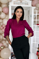 Blusa elegante magenta in tessuto lucido con scollo a V e polsini elasticizzati, di Moda-Mania.