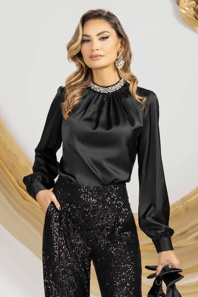 Blusa elegante nera in tessuto satinato Pretty Girl con accessorio in strass argento al collo, dettaglio raffinato e sofisticato.