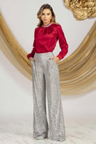Blusa elegante rossa in tessuto satinato Pretty Girl con accessorio in strass argento al collo, vestibilità femminile e raffinata.