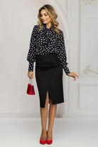 Blusa nera a fantasia pois Pretty Girl con collo alto e jabot, tessuto leggero, dettagli eleganti, vestibilità chic e femminile.