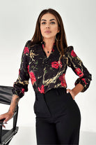 Blusa nera a stampa floreale con rose rosse e scollo a V, di Moda-Mania, mostrata in dettaglio.