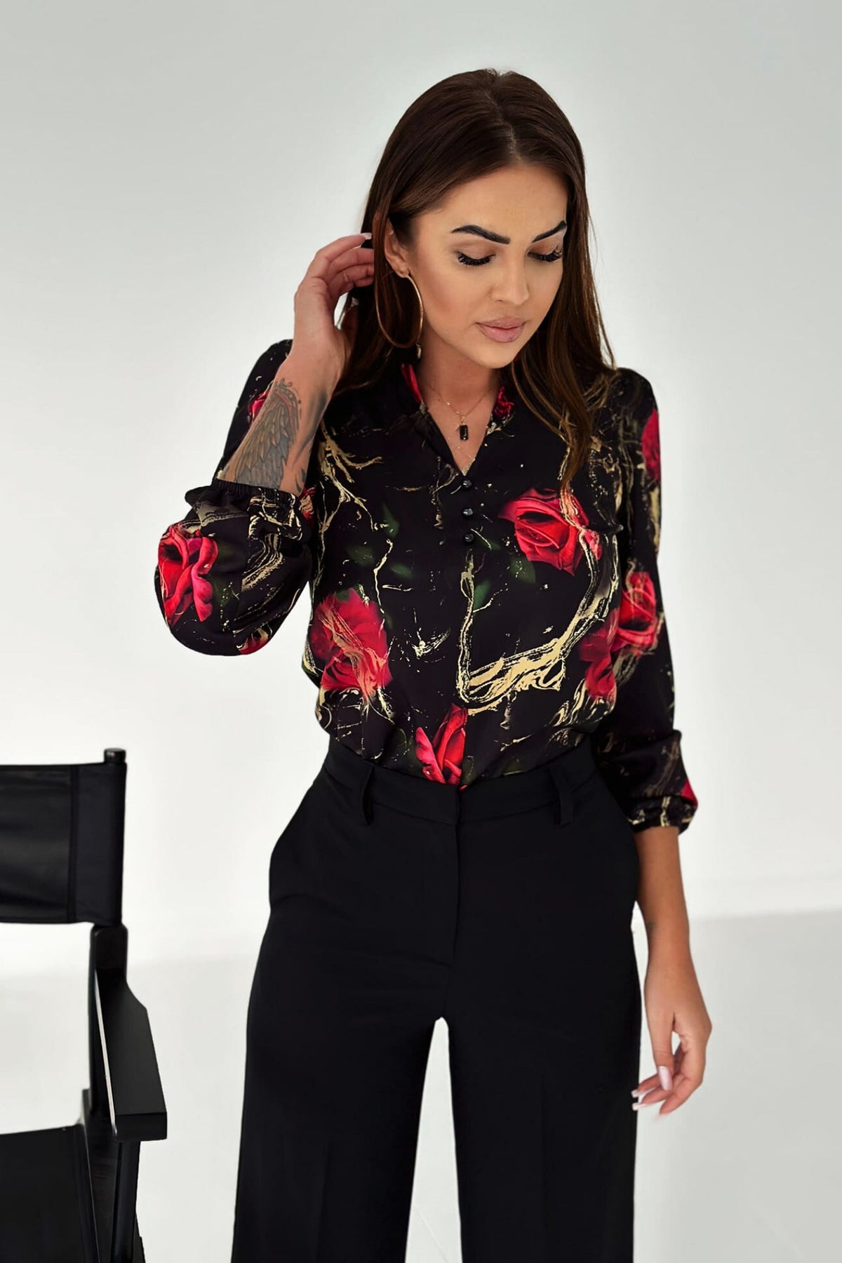 Blusa nera Moda-Mania a stampa floreale con rose rosse e scollo a V, tessuto leggero e stile elegante.