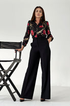 Blusa nera Moda-Mania con stampa floreale mista di rose rosse e scollo a V, tessuto leggero e stile elegante.
