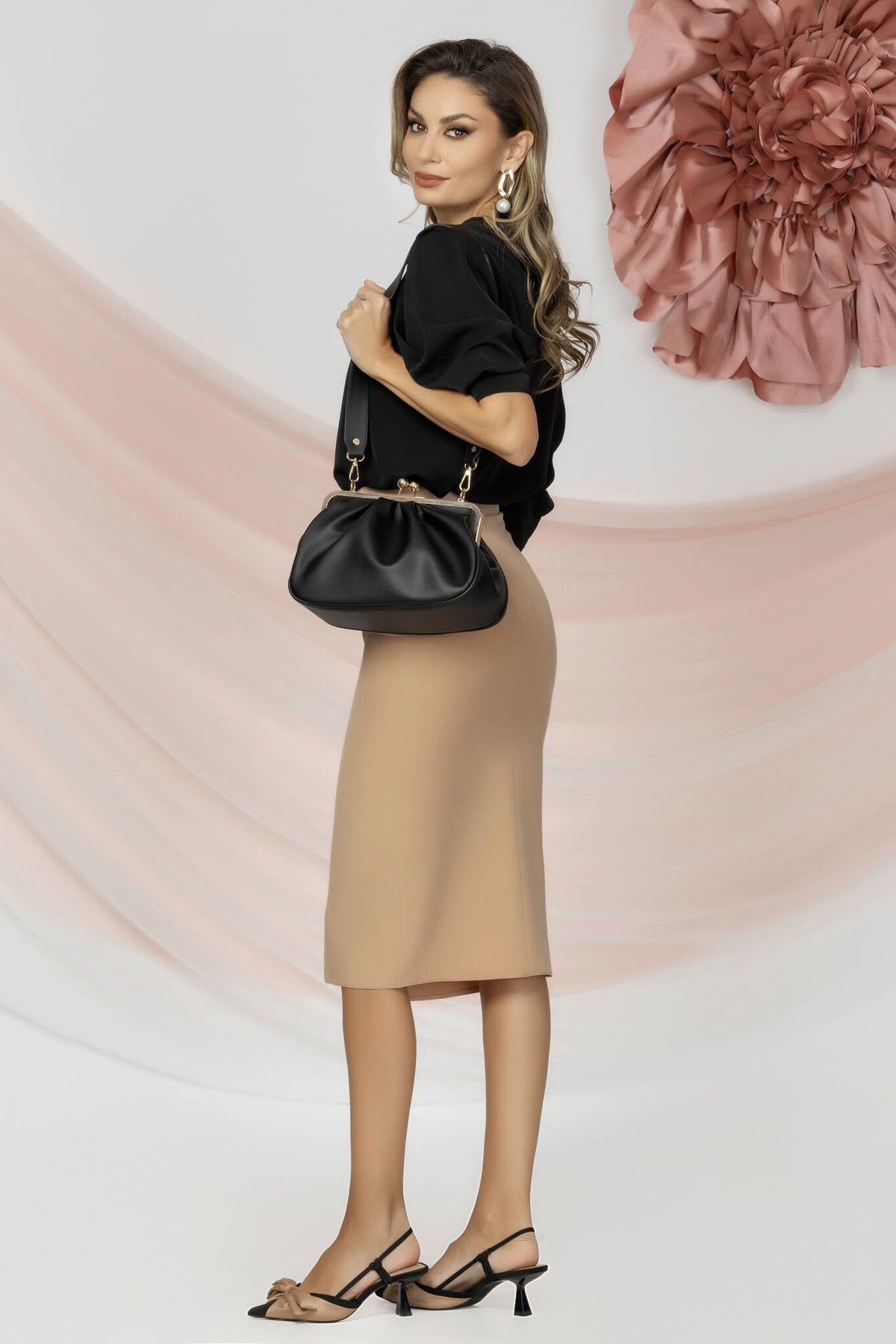 Blusa nera Pretty Girl con maniche tre quarti leggermente a sbuffo, tessuto morbido e stile elegante.