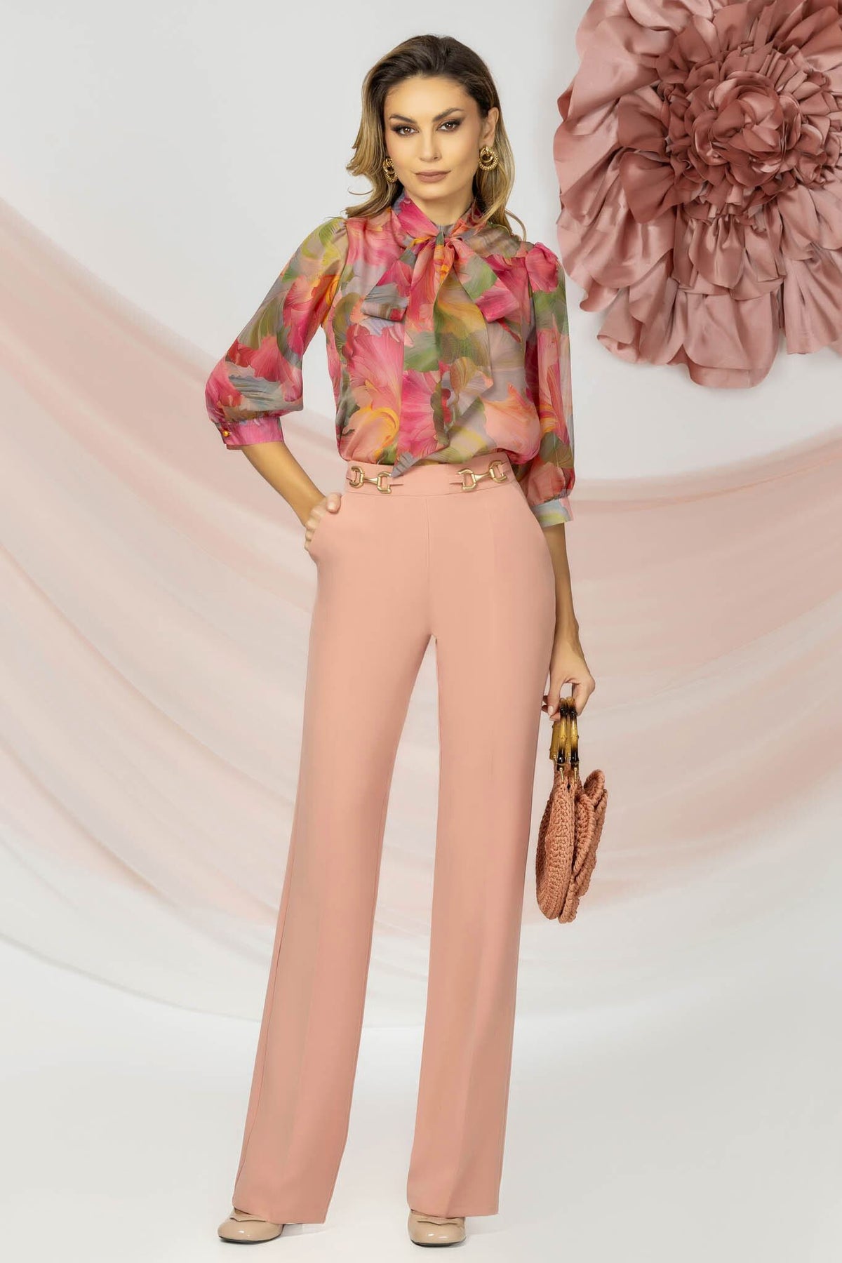 Blusa Pretty Girl in tessuto satinato con stampa floreale e nastro rimovibile sul collo, elegante e femminile.