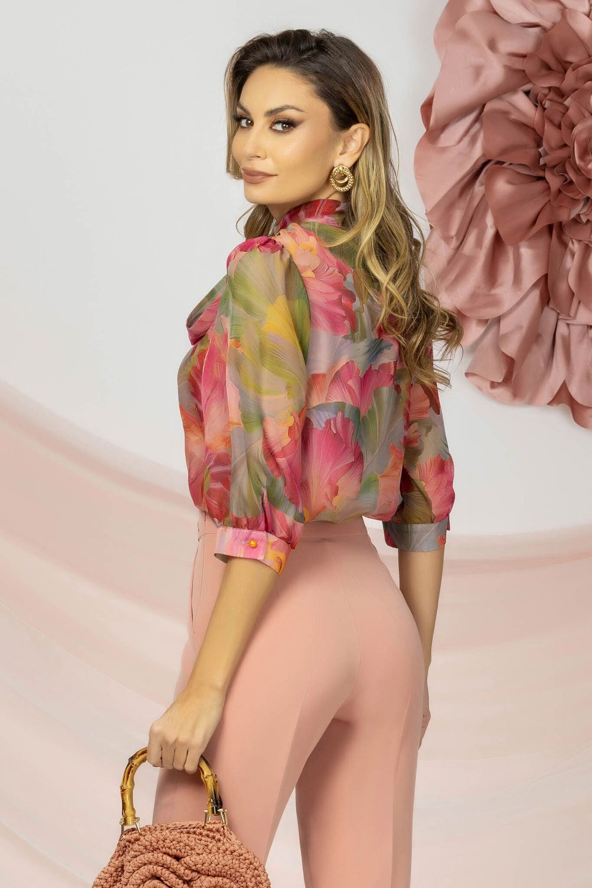 Blusa Pretty Girl in tessuto satinato con stampa floreale e nastro rimovibile sul collo, elegante e femminile.