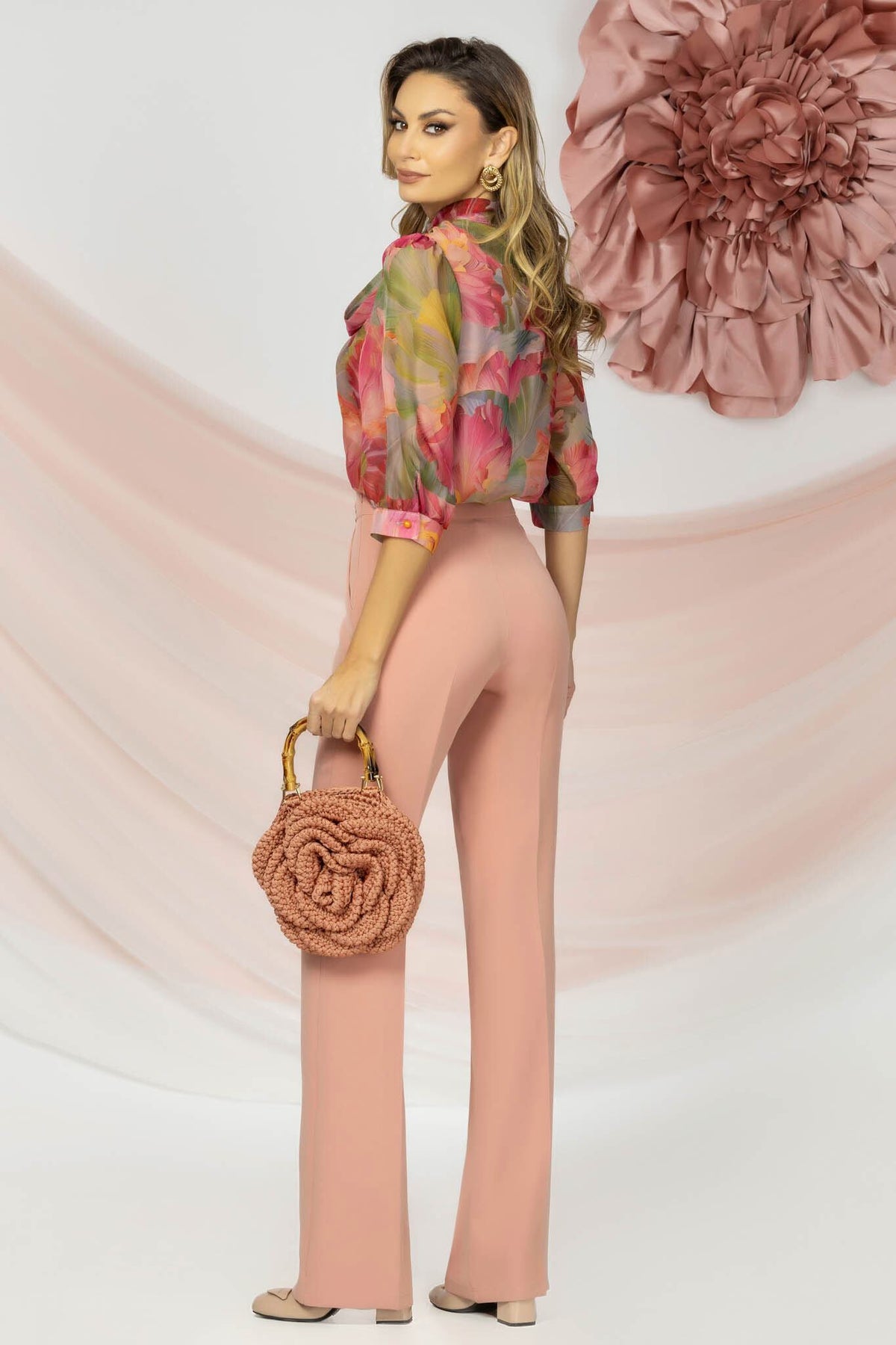 Blusa Pretty Girl in tessuto satinato con stampa floreale, nastro rimovibile sul collo, dettaglio elegante e femminile.