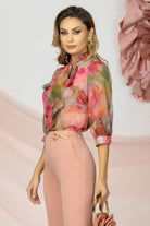 Blusa Pretty Girl in tessuto satinato con stampa floreale e nastro sul collo rimovibile, elegante e femminile.