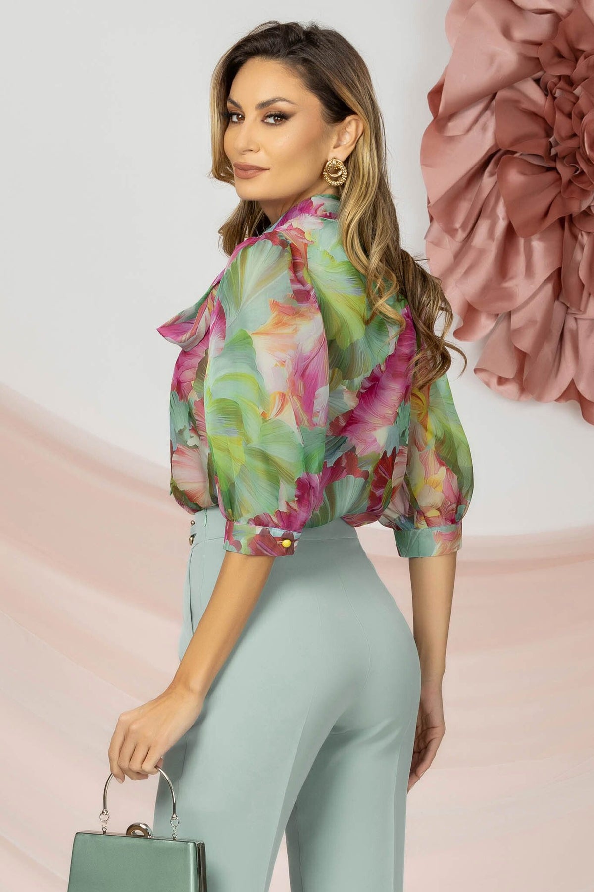 Blusa Pretty Girl in tessuto satinato con stampa floreale, nastro sul collo rimovibile, maniche lunghe, stile elegante.