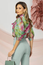 Blusa Pretty Girl in tessuto satinato con stampa floreale, nastro sul collo rimovibile, maniche lunghe, stile elegante.